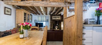 Historic Elizabethan house very close to the beach
