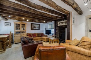 TV - Historic Elizabethan house very close to the beach (Cornwall)