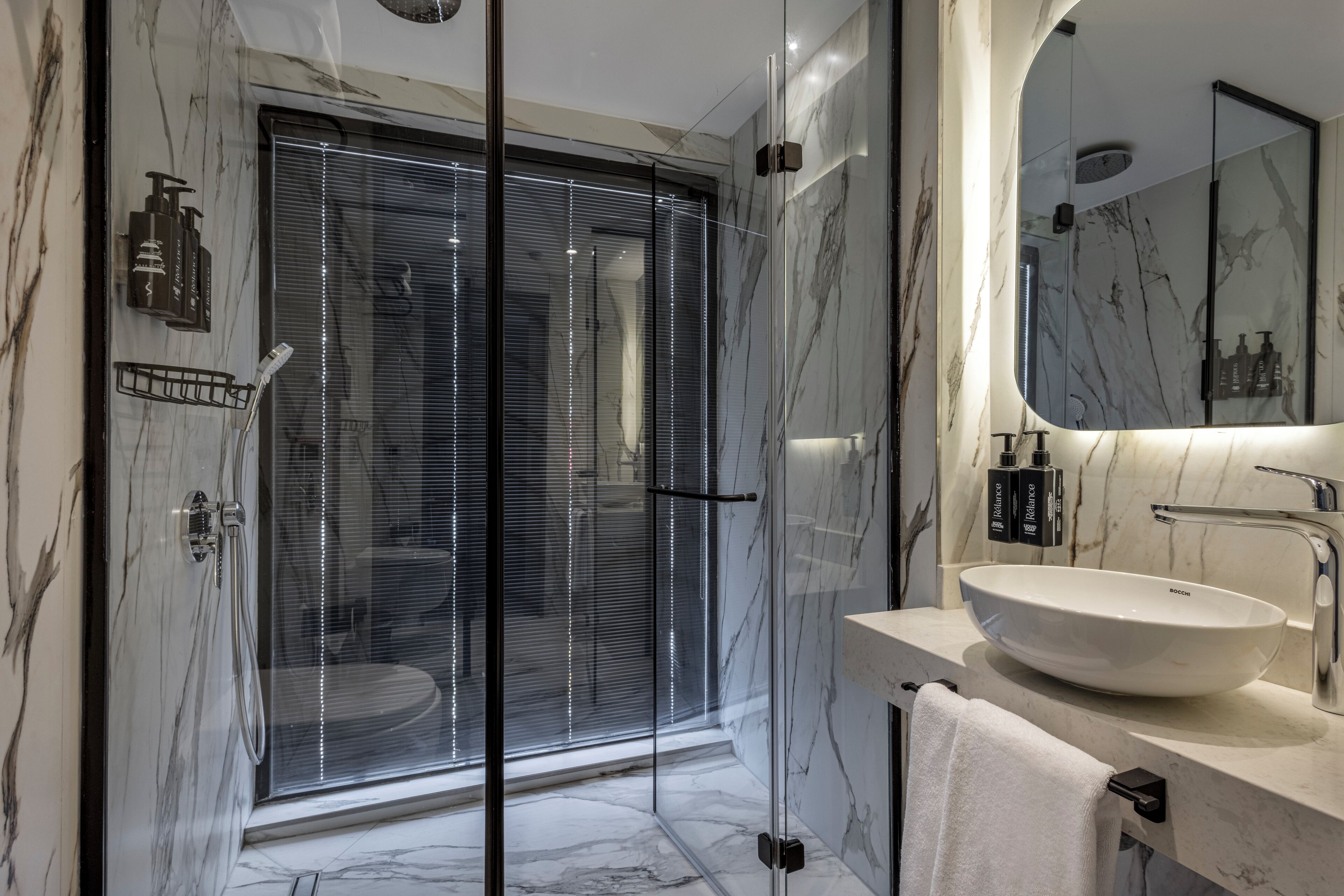 Chambre Familiale | Salle de bain | Douche, sèche-cheveux, chaussons, serviettes fournies