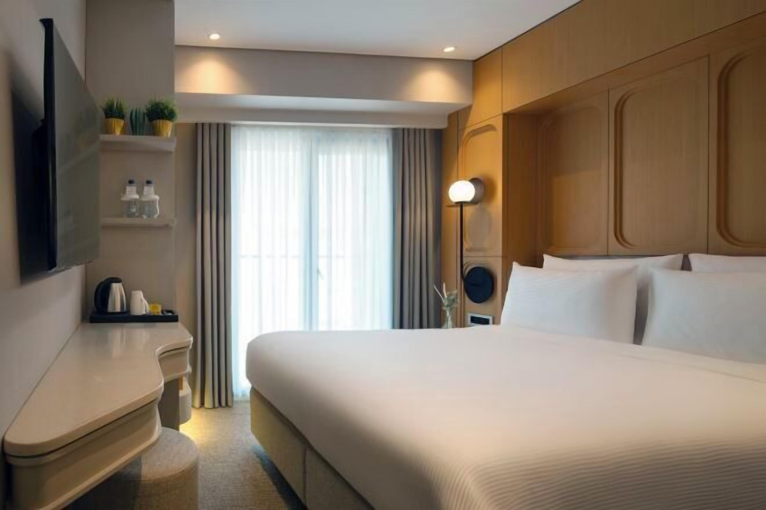 Egyptian cotton sheets, premium bedding, minibar, in-room safe