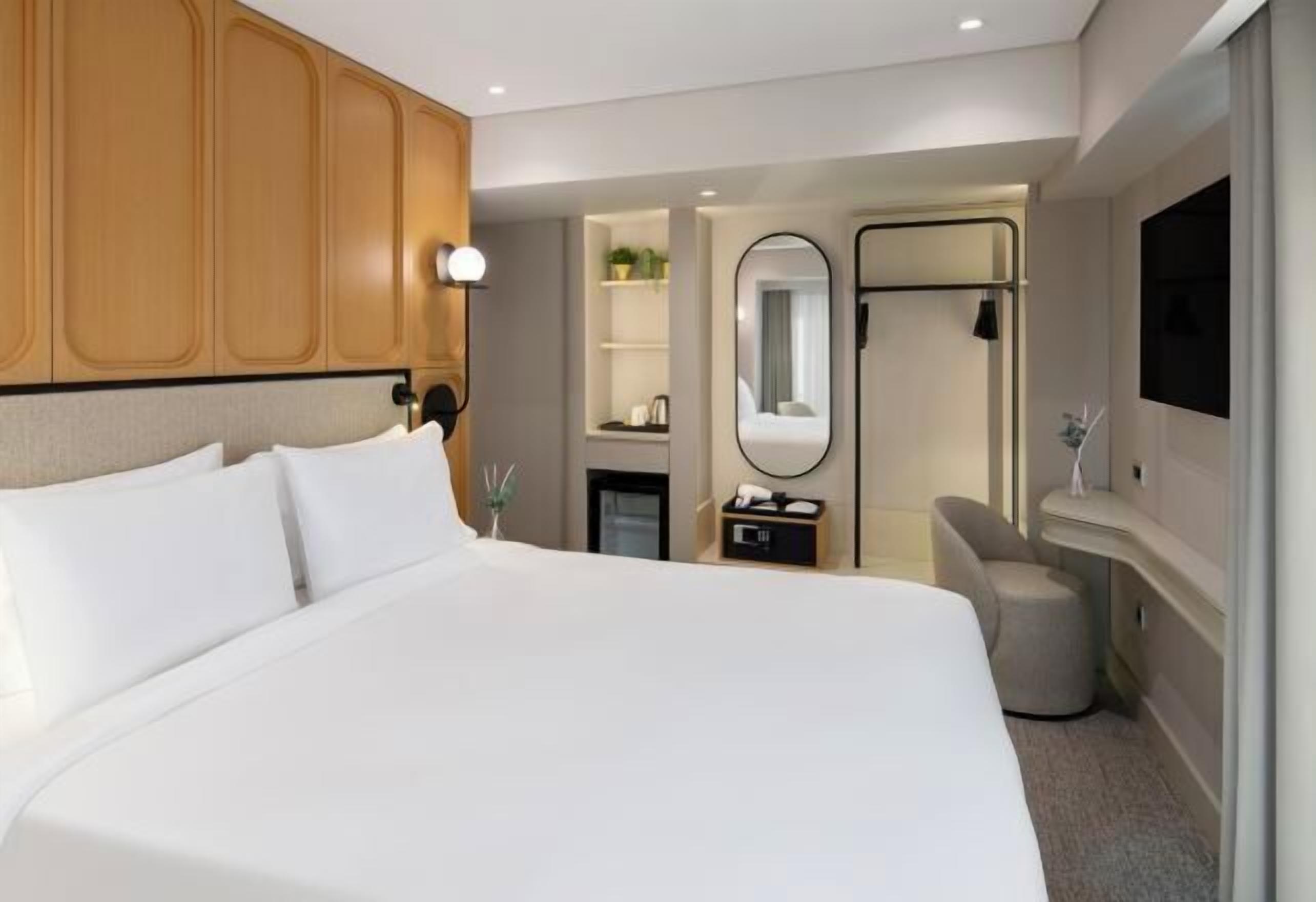 Egyptian cotton sheets, premium bedding, minibar, in-room safe
