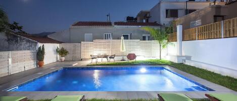 Piscine extérieure, parasols de plage, chaises longues
