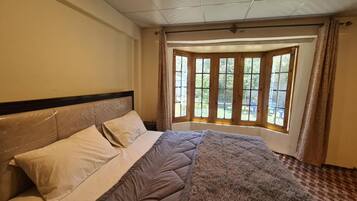 Deluxe tweepersoonskamer, uitzicht op bergen | Geluiddichte muren, een strijkplank/strijkijzer, gratis wifi