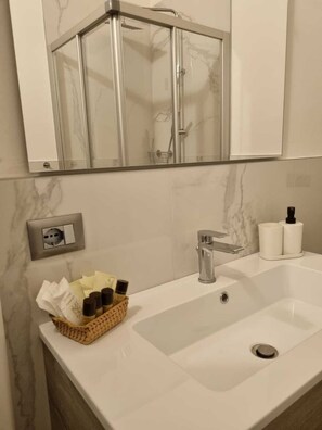 Shower, hair dryer, bidet, towels - FARM KREUZBERG ATTIC WITH TWO ROOMS MOUNTAIN VIEW (Trentino-Alto Adige)
