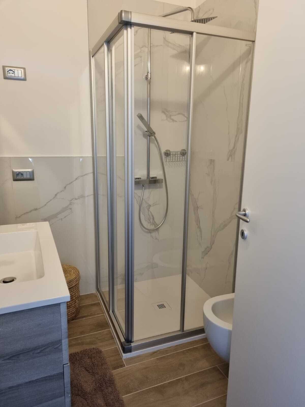 Dusche, Haartrockner, Bidet, Handtücher