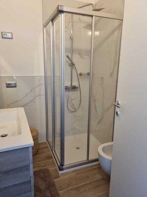 Ducha, secador de pelo, bidet, toallas