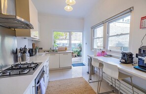 Réfrigérateur, four à micro-ondes, un four, surface de cuisson