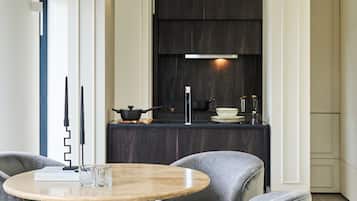 Apartment, 2 Bedrooms, Non Smoking | In-room dining