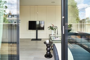 Apartment, 2 Bedrooms, Non Smoking | Television