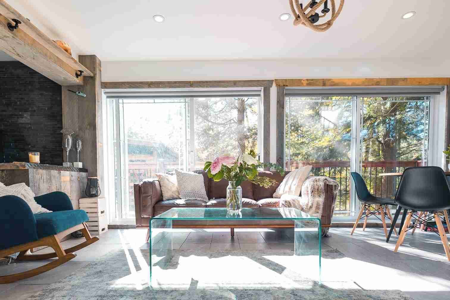 Televisión, chimenea, futbolito, estéreo