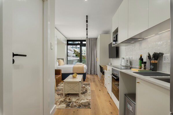 Køleskab, mikrobølgeovn, ovn, kogeplade