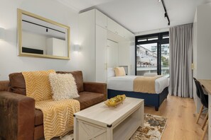 Safe på rommet, strykejern/-brett, internettilgang og sengetøy