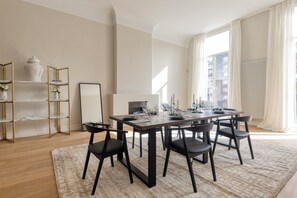 Flat-screen TV - Luxurious 3-Bedroom 280sqm center (Antwerp)
