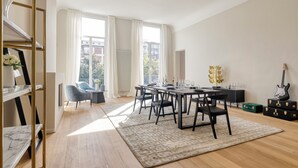 Flat-screen TV - Luxurious 3-Bedroom 280sqm center (Antwerp)