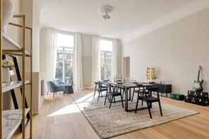 Flat-screen TV - Luxurious 3-Bedroom 280sqm center (Antwerp)