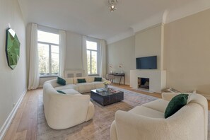Flat-screen TV - Luxurious 3-Bedroom 280sqm center (Antwerp)