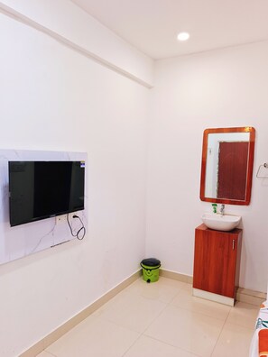 Deluxe Room, Balcony, Valley View | Free WiFi, bed sheets - Janani Niwas Matheran (Karjat)