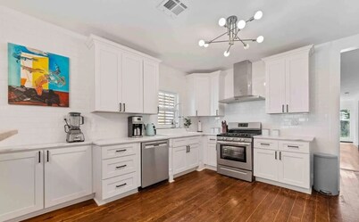 Neon Moon ...Spacious 5-bedroom house steps from Campus and Downtown Lafayette
