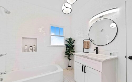 Neon Moon ...Spacious 5-bedroom house steps from Campus and Downtown Lafayette