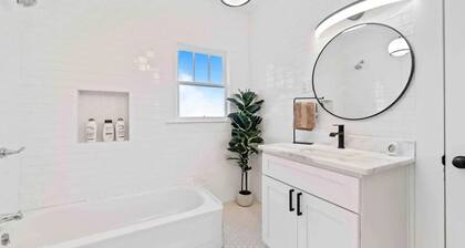 Neon Moon ...Spacious 5-bedroom house steps from Campus and Downtown Lafayette