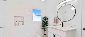 Neon Moon ...Spacious 5-bedroom house steps from Campus and Downtown Lafayette