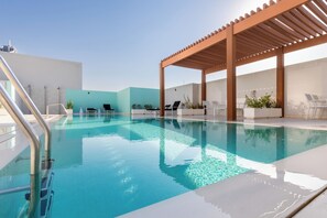 Outdoor pool - Waves - Urban Chic 1BR Apt With Maid (Dubai)