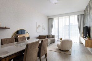 Leilighet – deluxe, balkong, byutsikt | Spisestue