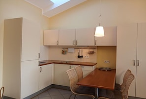 Appartement | Cuisine privée | Bouilloire électrique, grille-pain, chaise haute