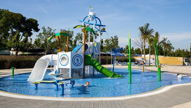 Un parco acquatico con scivoli e piscina.