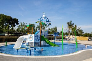 Un parc aquatique avec des toboggans et une piscine.