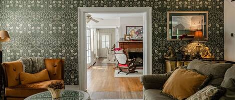 Smart TV, chimenea y oficina