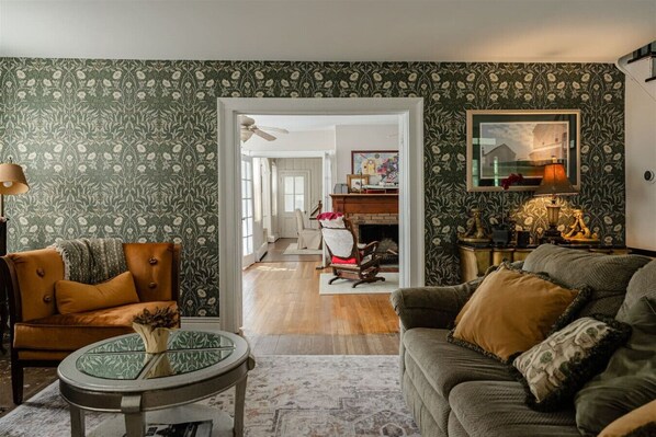 Älytelevisio, takka, työhuone