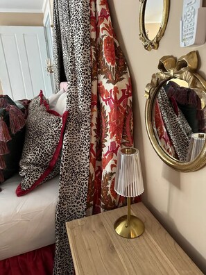 3 chambres, fer et planche à repasser, Wi-Fi, draps fournis