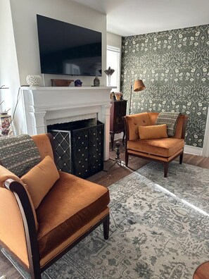 TV connectée, cheminée, espaces bureaux