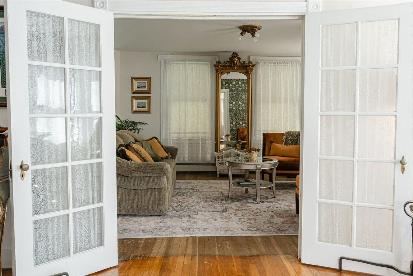 Een smart-tv, een open haard en een kantoor