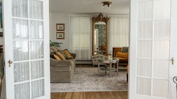 Een smart-tv, een open haard en een kantoor