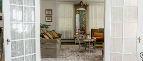 Smart TV, fireplace, offices