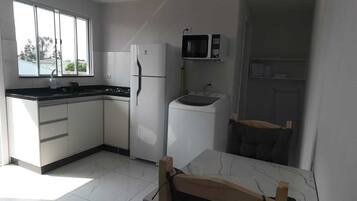 Een koelkast, een microgolfoven, een kookplaat