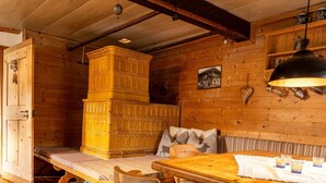 Un intérieur en bois avec un banc, une table et un luminaire suspendu.