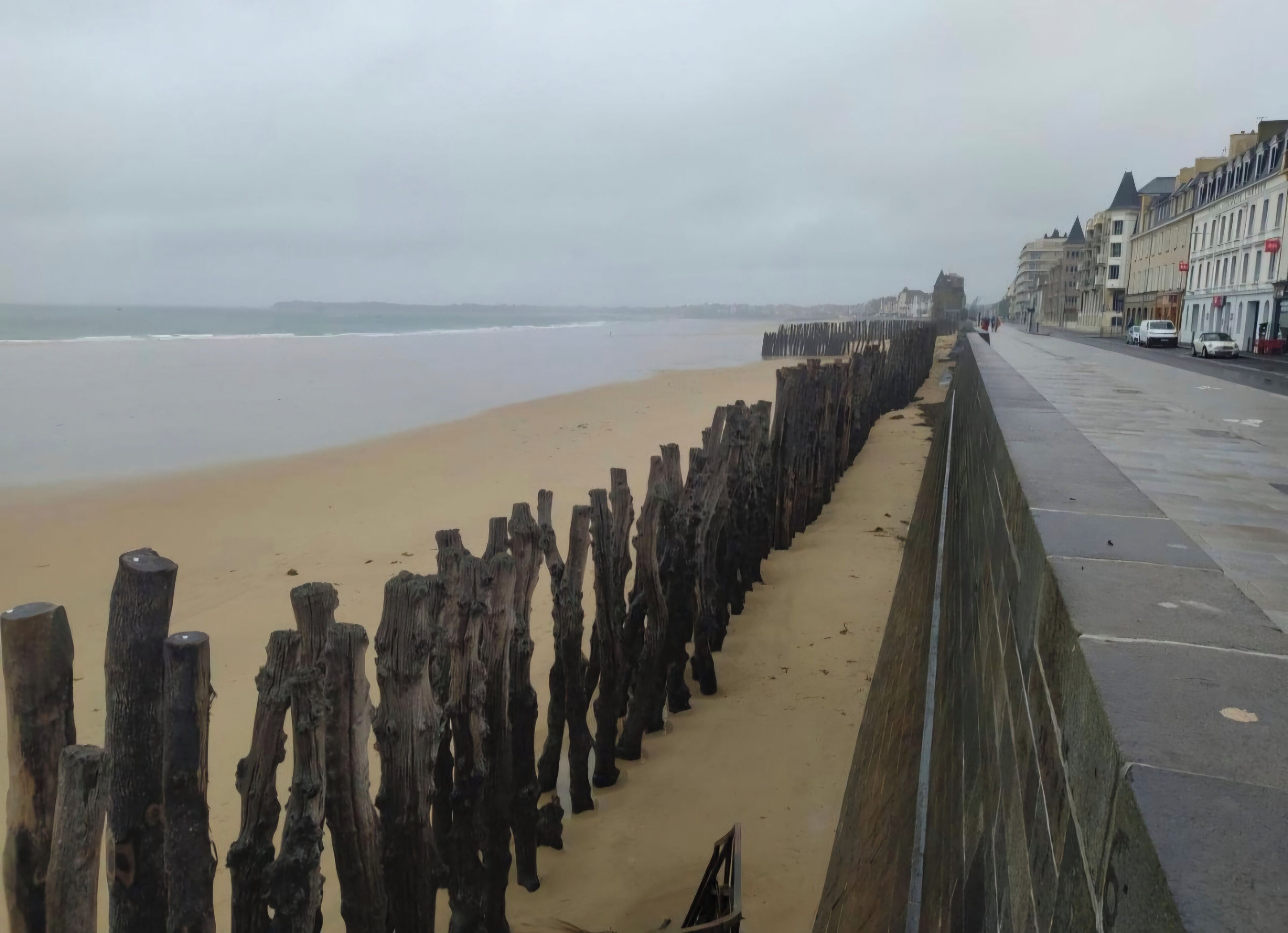 Chaises longues, serviettes de plage