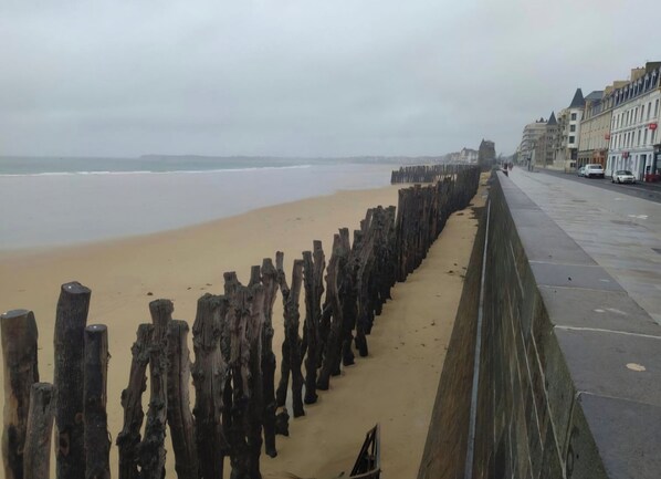 Aurinkotuoleja, rantapyyhkeitä