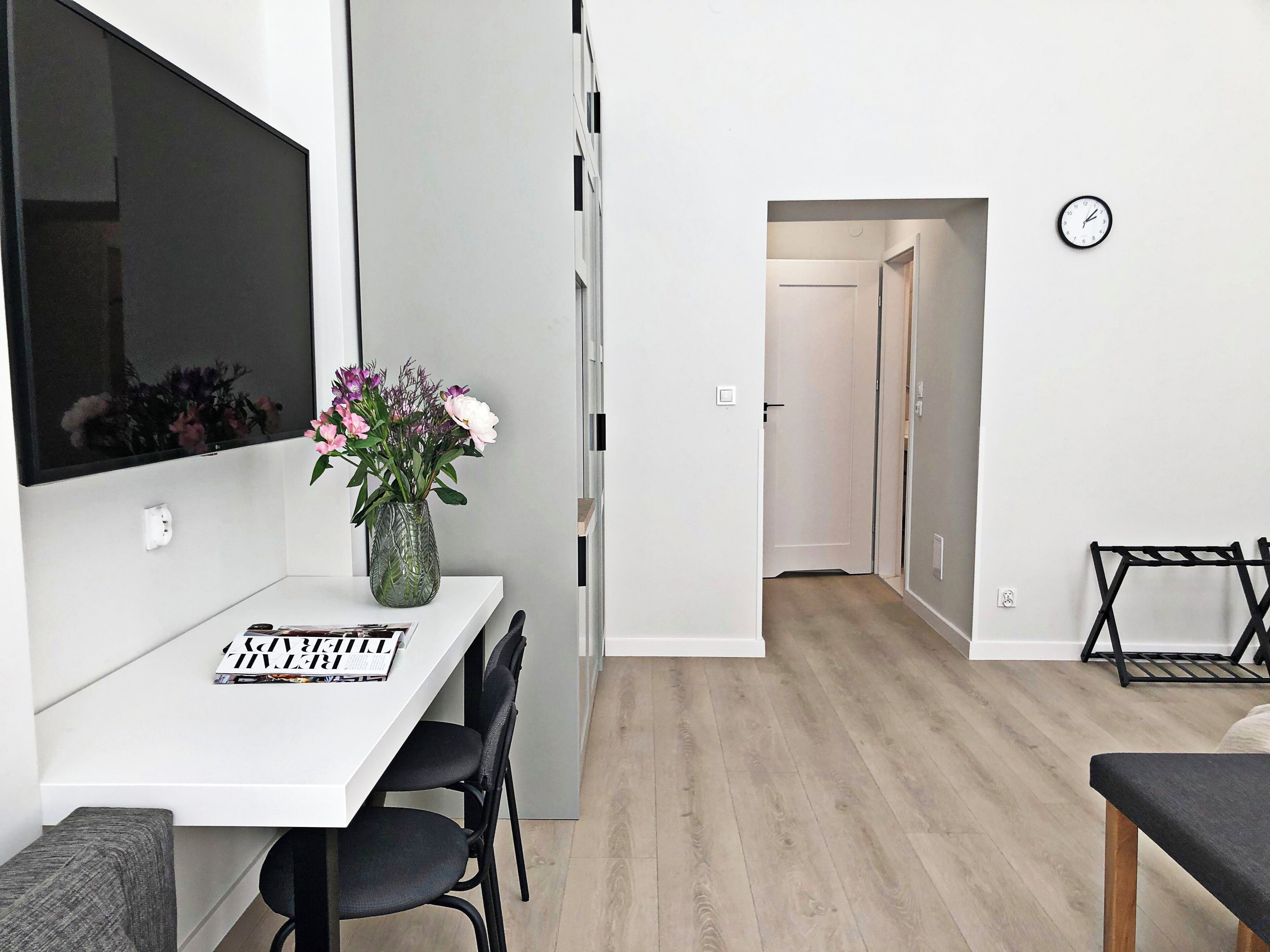 Deluxe vierpersoonskamer, uitzicht op stad | Een kluis op de kamer, een bureau, geluiddichte muren