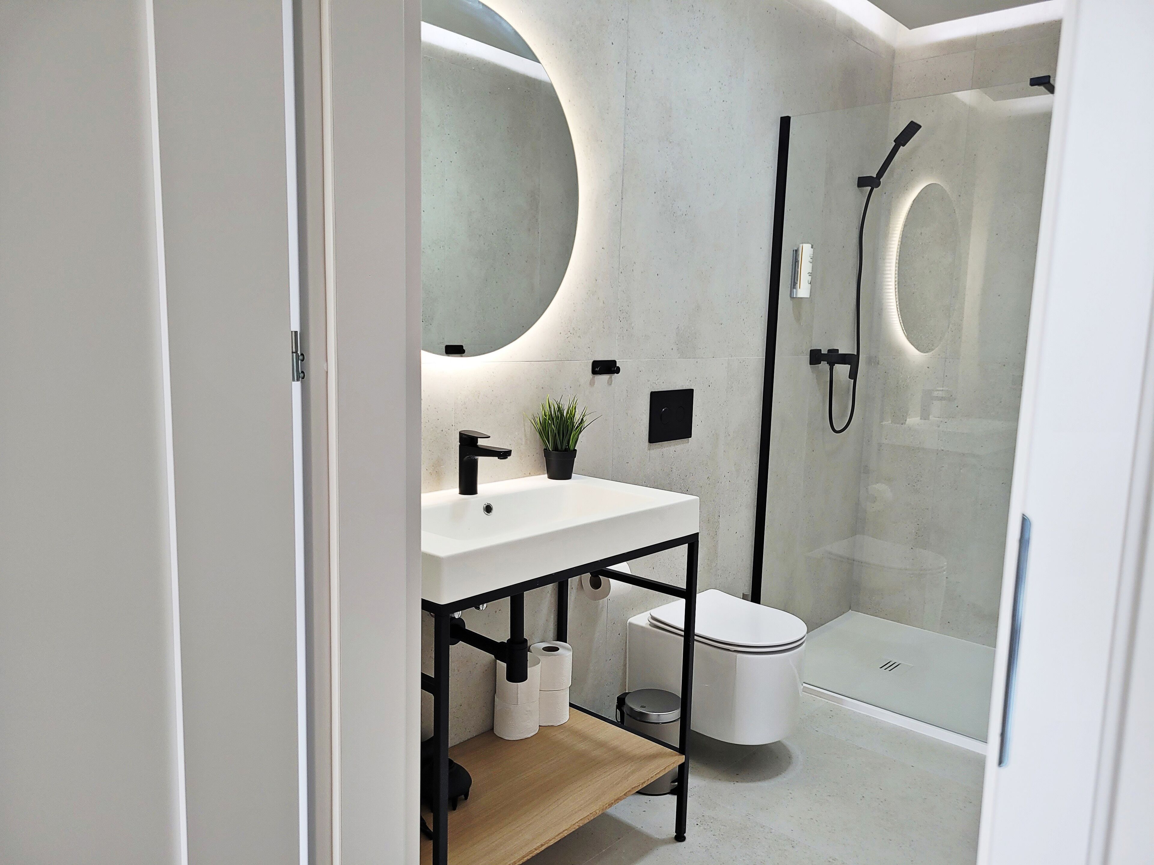 Classic Quadruple Room, City View | Bathroom | Shower, hair dryer, towels, soap