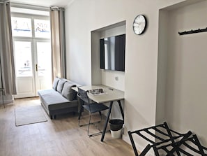 Elite-Vierbettzimmer, 1 Schlafzimmer, Stadtblick | Zimmersafe, Schreibtisch, schallisolierte Zimmer, Bügeleisen/Bügelbrett