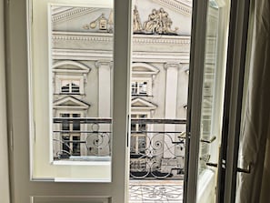 Elite-Vierbettzimmer, 1 Schlafzimmer, Stadtblick | Terrasse/Patio