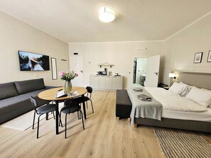 Leilighet – deluxe | Safe på rommet, skrivebord, lydisolert og strykejern/-brett