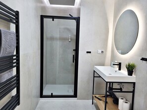 Departamento Deluxe | Baño | Regadera, secadora de cabello, toallas, jabón