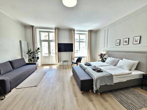 Habitación cuádruple de diseñador, 1 habitación, vista a la ciudad | 1 habitación, caja de seguridad en la habitación y escritorio