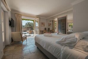 5 bedrooms, desk, iron/ironing board, WiFi
