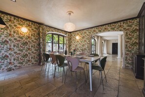 Dining - A hidden gem offering a peaceful retreat with ultimate Provence experience (Eygalières)